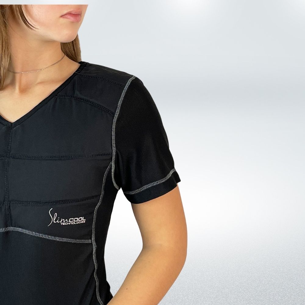 Rechte Seite des Körpers einer jungen Frau mit SlimCOOL Powershirt