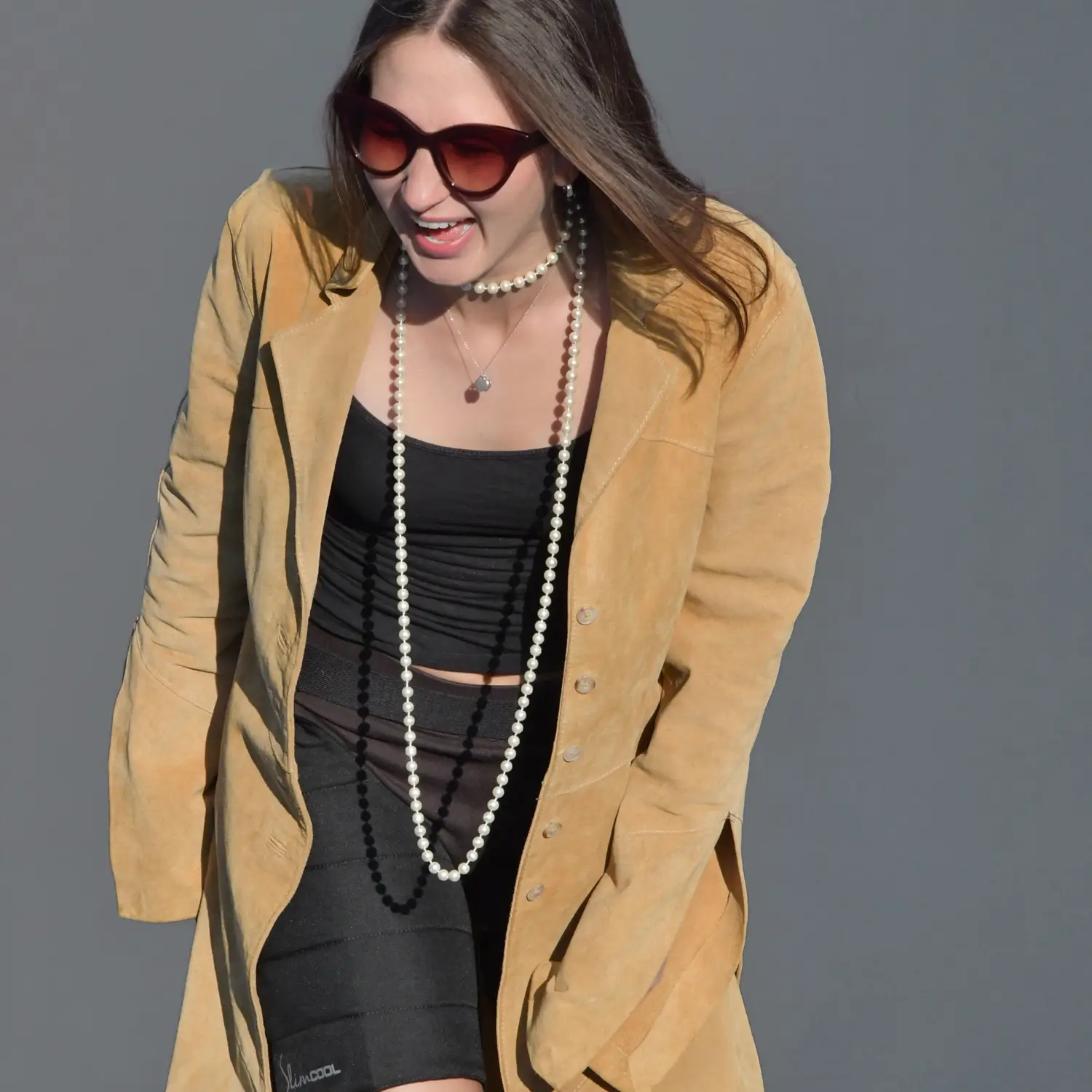 Smarte Kühlung mit SlimCOOL: Angenehm, aber Junge Frau lachend mit SlimCOOL Chaps nutzt die smarte Kühlunge: effektiv kühl, aber angenehm