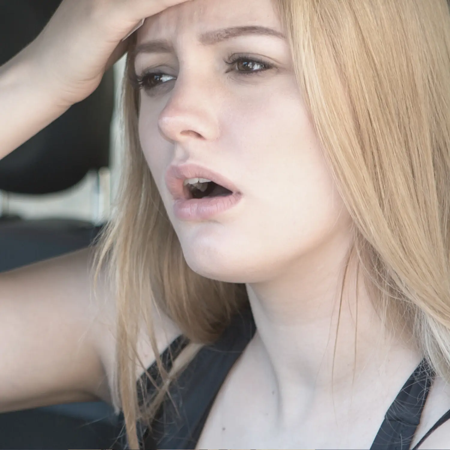 Junge Frau kämpft mit der Hitze